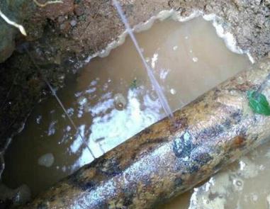 茂南楼顶渗水维修公司分享下地暖漏水的原因及检测方法。